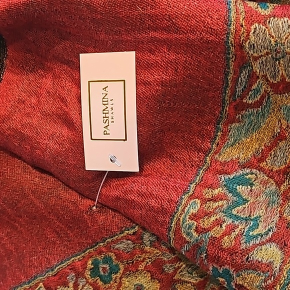 Stunning new in box PASHMINA SHAWL 86x31 so soft gorgeous pattern reds - Picture 3 of 12